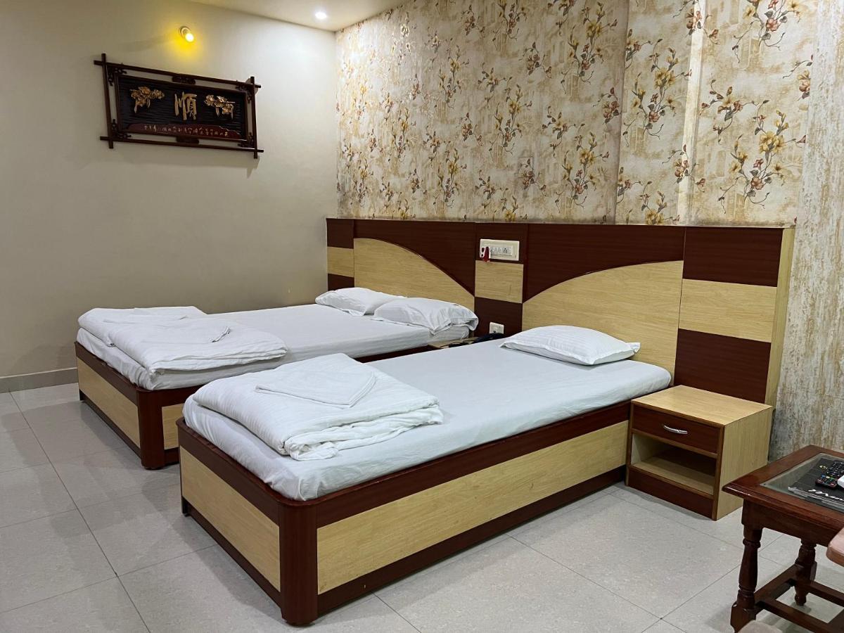 Hotel Lee Garden Near To Blue Flag Beach 500 Mtrs Пури Екстериор снимка