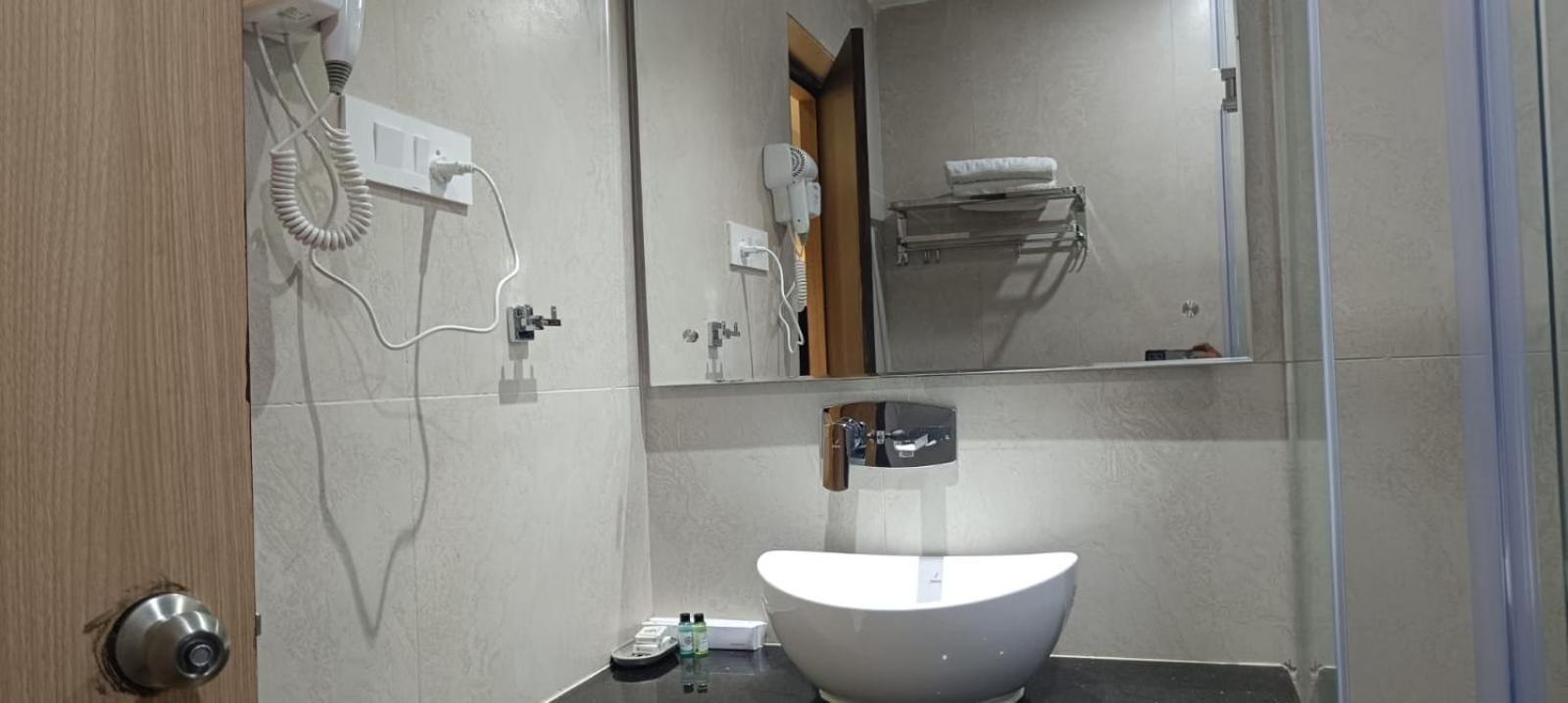 Hotel Lee Garden Near To Blue Flag Beach 500 Mtrs Пури Екстериор снимка