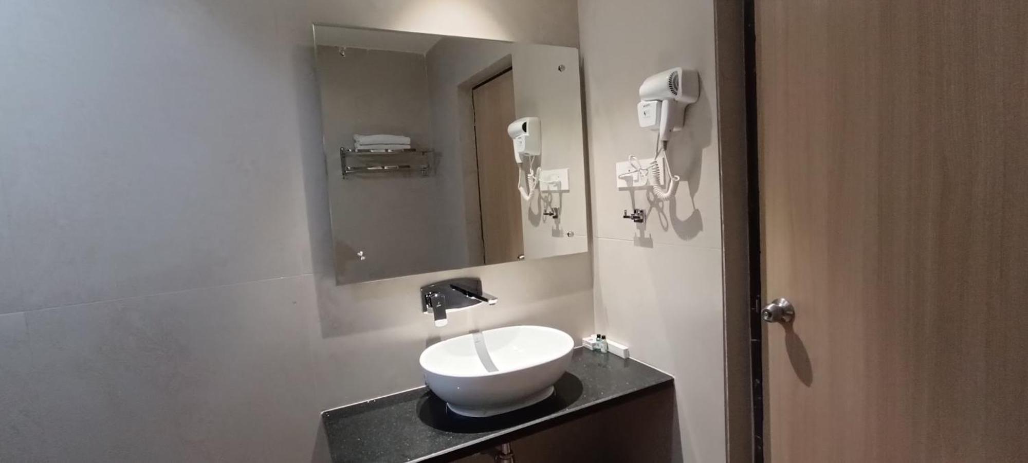 Hotel Lee Garden Near To Blue Flag Beach 500 Mtrs Пури Екстериор снимка