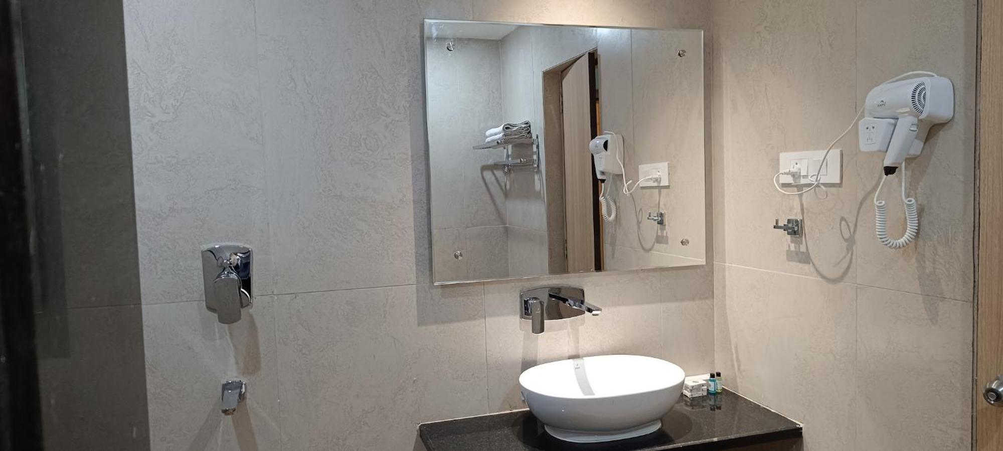 Hotel Lee Garden Near To Blue Flag Beach 500 Mtrs Пури Екстериор снимка